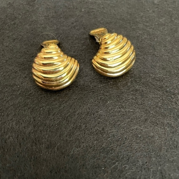 Francesca Visconti women’s Vintage gold tone clip-on Shell Earrings - Picture 1 of 5